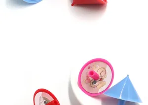 Dettagli del giocattolo trottola in plástico colorato con stampa gatto, ideale per feste.
