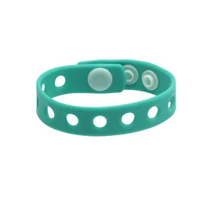 Bracelet en silicone vert avec plusieurs trous et bouton réglable pour un usage quotidien.