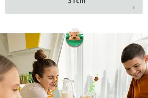 Detailansicht von Kindern, die süße Kapibara-Spiralstrohhalme mit PVC-Anhängern (31cm) nutzen.