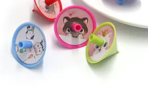 Vista di dettaglio del giocattolo trottola gatto in plastica colorata, design carino.