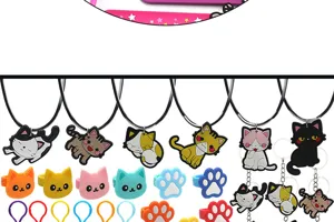 Nahaufnahme Detailansicht von niedlichen Cartoon Katzen PVC weichen Gummi Schmuck Accessoires Set.