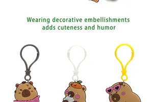 Niedliches Capybara Schlüsselanhänger Detail, weiches PVC Material mit lustigem Zubehör.