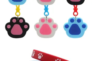 Niedliches Cartoon-Katzenpfoten-Silikon-Schlüsselanhänger und Armband-Set für tolle Kinder.