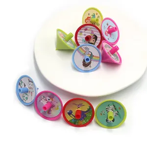 Trottole in plastica colorata per bambini, simpatici disegni di cartoni animati.