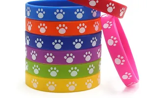 Bunte Silikon Armbänder Detailaufnahme mit niedlichen Pfotenabdrücken und weicher Gummistruktur.