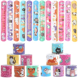 Niedliches Cartoon-Katzen-Schnapparmband-Set, farbige PVC-Handgelenkbänder Spielzeug für Kinder.