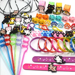 Niedliches Cartoon-Katzen PVC Schmuckset mit Halsketten, Armbändern, Ringen und bunten Trinkhalmen.
