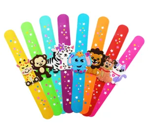 Primo piano di braccialetti slap con animali cartoon colorati e simpatici dettagli stellati.