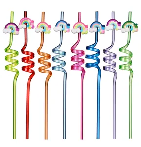 Nahaufnahme bunter, geschwungener Plastiktrinkhalme mit niedlichem Regenbogen- und Wolkendesign.