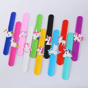 Niedliche Einhorn Silikon Schnapparmbänder für Kinder, bunte Cartoon PVC Schnappbänder.
