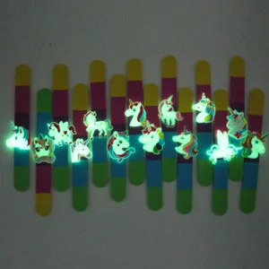 Details van schattige oplichtende eenhoorn slap armbanden, kleurrijke PVC glow armbanden voor kids.