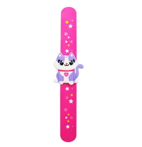Dettaglio braccialetto slap gatto cartone animato, cinturino rosa vivace con stelle e gattino.