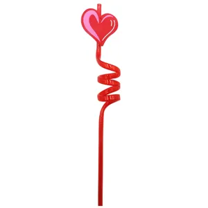 Dettaglio di paglia cuore plastica rossa, creativa cannuccia spirale per festa e evento.