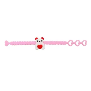 Dettaglio del braccialetto regolabile per bambini orsetto cartoon rosa in PVC con fibbia.