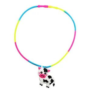 Collier pendentif vache mignonne avec cordon en silicone coloré, vue détaillée pour enfants.