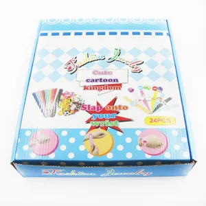 Detailansicht der bunten Silikon Klapparmbänder Box für Kinder mit niedlichen Mustern.