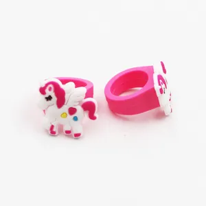 Nahaufnahme des süßen rosa Einhorn Silikonring Details, schönes Cartoon Design.