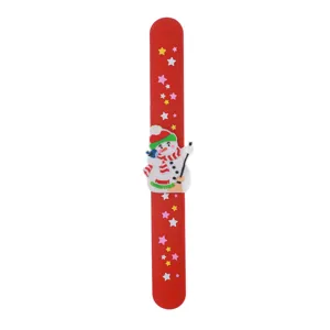Detail van de rode kerstsilicone slap-armband met schattige 3D sneeuwman bedel en sterren.