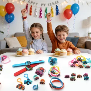 Set de fiesta monster truck con pulseras slap de PVC, llaveros y anillos para niños.