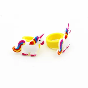 Kinder Cartoon Einhorn Ring PVC weicher Gummi Regenbogen Spielzeug schönes Babygeschenk neu