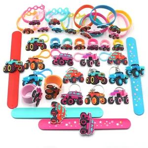 Conjunto de regalos de fiesta de camiones monstruo pulseras de goma PVC llaveros