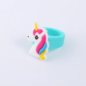 Niedlicher Silikon Einhorn Ring für Kinder, bunter PVC Cartoon Spielzeug Ring als tolles Geschenk.