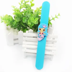 Joli bracelet slap en silicone sirène pour enfants, accessoire de fête détail.