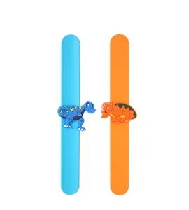 Vue détaillée de bracelets slap en silicone coloré avec de charmants animaux de dessin animé.