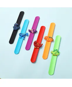 Bracelets slap en silicone dinosaure colorés, jouets de poignet de dessin animé amusants.