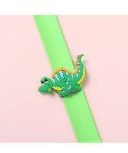 Gros plan du bracelet slap en silicone vert avec un joli motif de dinosaure mignon.