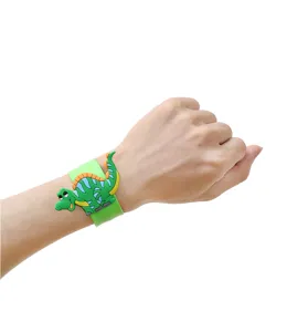 Bracelet slap dinosaure dessin anime pour enfants, jouet de poignet en silicone vert mignon.