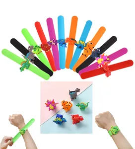 Vue détaillée de bracelets slap dinosaures colorés de dessin animé en silicone souple.