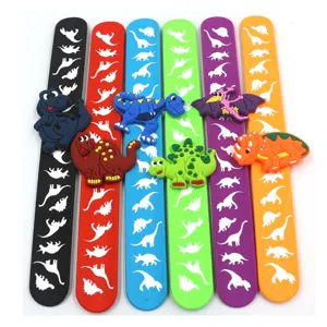 Buntes Cartoon Dinosaurier Schnapparmbänder Set, süße Silikon Armbänder für Kinder Spielzeug.