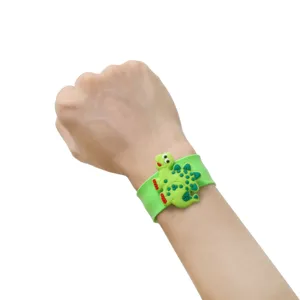 Detailansicht des Cartoon Dinosaurier Silikon Klapparmbands, süßes grünes Armband für Kinder.