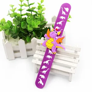Kinder Silikon Schnapparmband mit süßen Cartoon Dinosaurier Prints und 3D Drachen Spielzeug.
