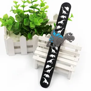 Nahaufnahme des Cartoon Dinosaurier Klatscharmbands, Silikon Armband mit süßer 3D Dinosaurier Figur.