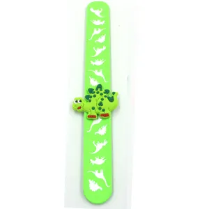 Grünes Cartoon Dinosaurier Druck Klapparmband Kinderspielzeug Armband Detail Ansicht.
