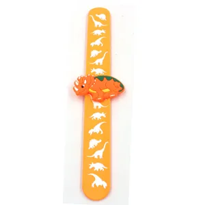 Detailansicht des Kinder Cartoon Dinosaurier Klapparmbands, oranges Silikon Armband Spielzeug.