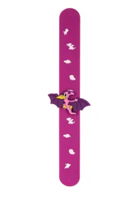 Detailansicht des Silikon-Schnapparmbands mit süßen Cartoon-Dinosaurier-Prints und 3D-Figur.