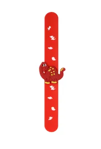 Detailansicht eines roten Silikon Dinosaurier Schnapparmbands mit niedlichem 3D-Spielzeuganhänger.