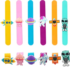 Mignon Bracelet Claque Espace Dessin Animé en Silicone Astronaute Vaisseau Spatial Jouet Cadeau Pour Enfants Fête Anniversaire Accessoires