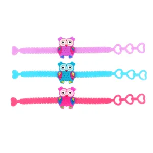 Detailansicht von süßen Cartoon Eule PVC weichen Gummi Schnapparmbändern in bunten Farben für Kinder.