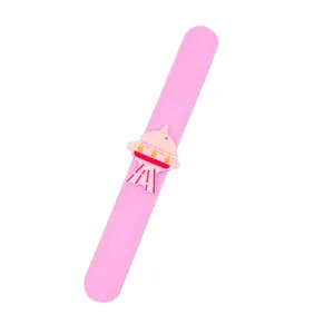 Gros plan détaillé du joli bracelet slap OVNI rose, jouet sur le thème de l'espace pour enfants.