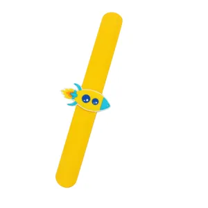 Bracelet slap de l'espace fusée de dessin animé mignon pour enfants, jouet cadeau amusant.