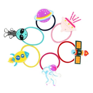 Niedliche Haargummis mit Weltall Cartoon PVC Motiven für Kinder, Set mit Planeten und Astronauten.