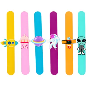 Ensemble de bracelets slap espace pour enfants avec fusées et astronautes mignons pour fêtes.