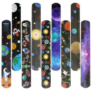 Weltall-Thema Klapparmbänder für Kinder, süße Planeten und Astronauten PVC Spielzeug.