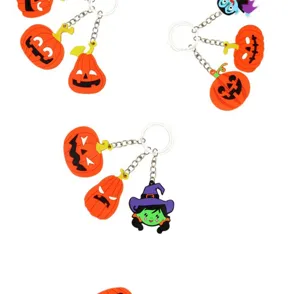 Detailansicht des Halloween PVC Schlüsselanhängers mit niedlichen Kürbis- und Hexenfiguren.