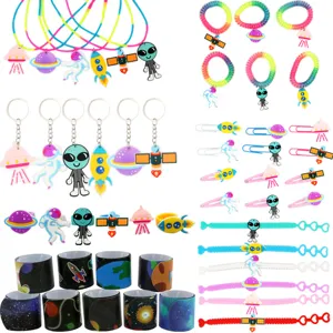 Kinder Cartoon Weltraum Thema Weich PVC Spielzeug Zubehör Astronaut Rakete Planet Slap Armband Ring Schlüsselanhänger Kette Haarband Für Geburtstag Party