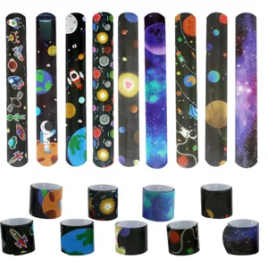 Kinder Weltall Klapparmbänder Galaxie Astronaut gedruckt Schnapparmbänder Partygeschenke